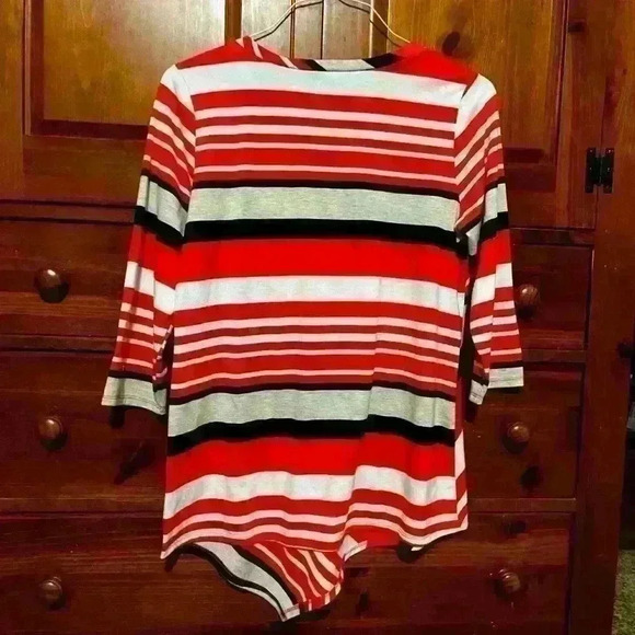 Cute! Women’s New Direction Top - Large - Picture 3 of 4